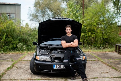 Opravář zemědělských strojů a motorových vozidel